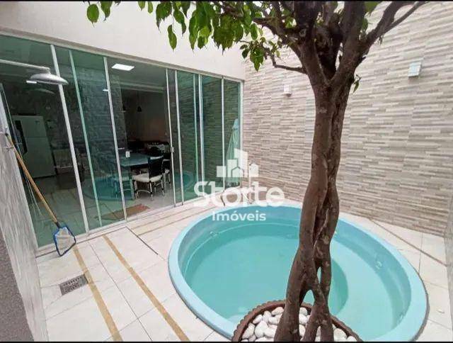 Casa à venda com 3 quartos, 250m² - Foto 3