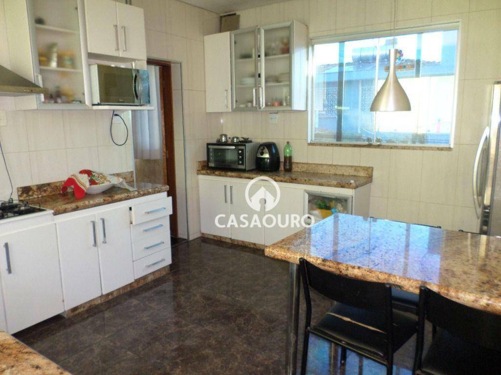 Casa à venda com 5 quartos, 300m² - Foto 8