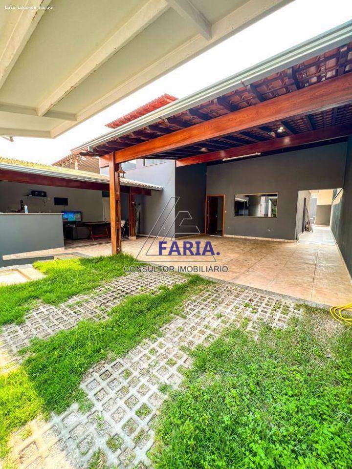 Casa à venda com 4 quartos, 250m² - Foto 1