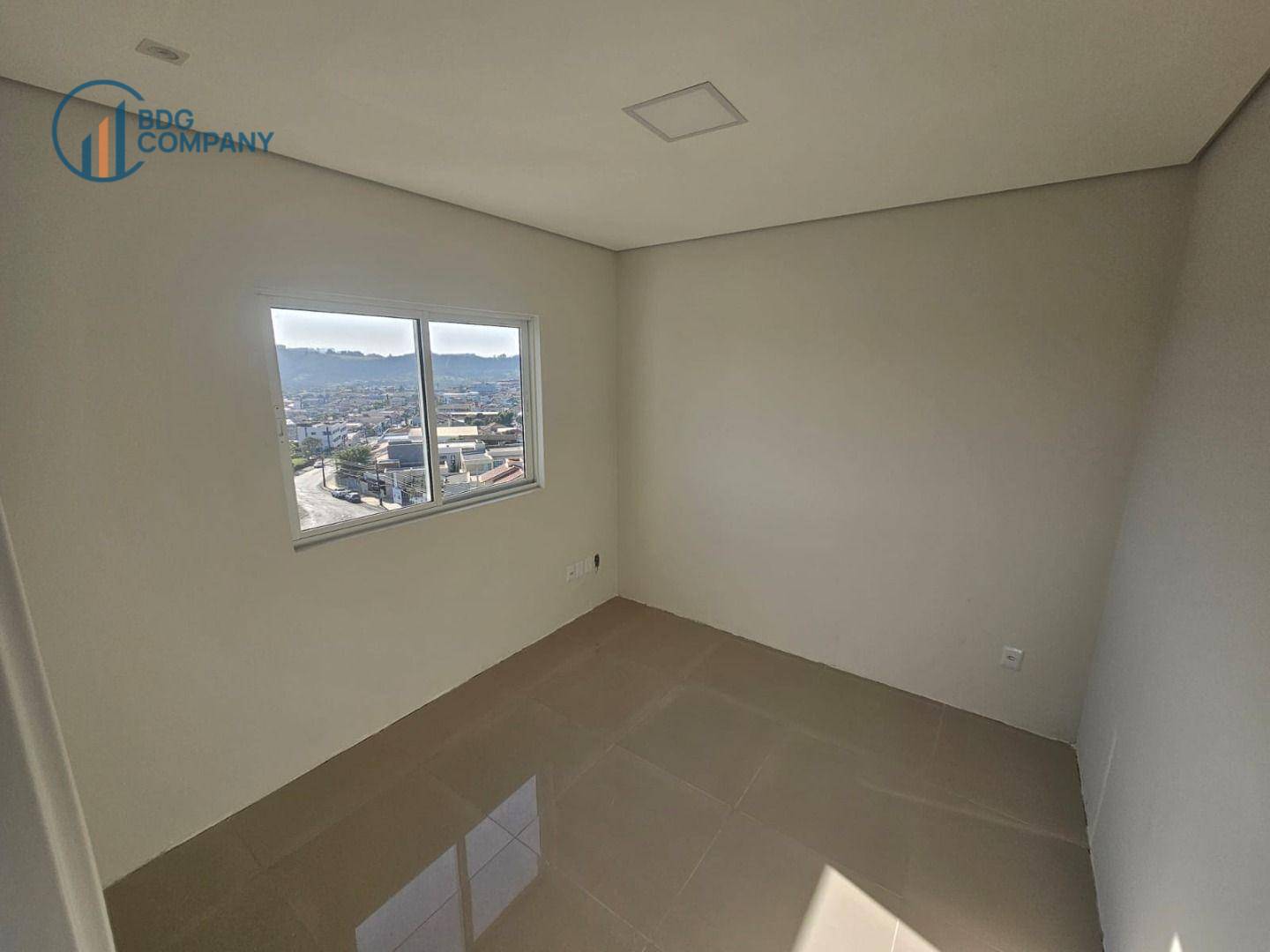 Apartamento à venda com 2 quartos, 70m² - Foto 2