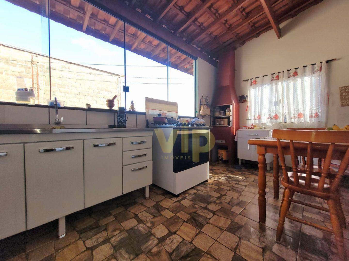 Casa à venda com 3 quartos, 195m² - Foto 2