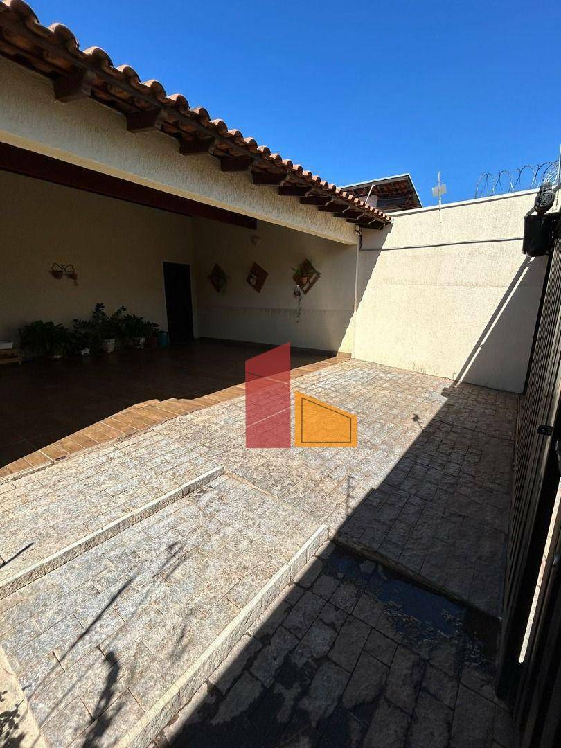 Casa à venda com 4 quartos, 122m² - Foto 1