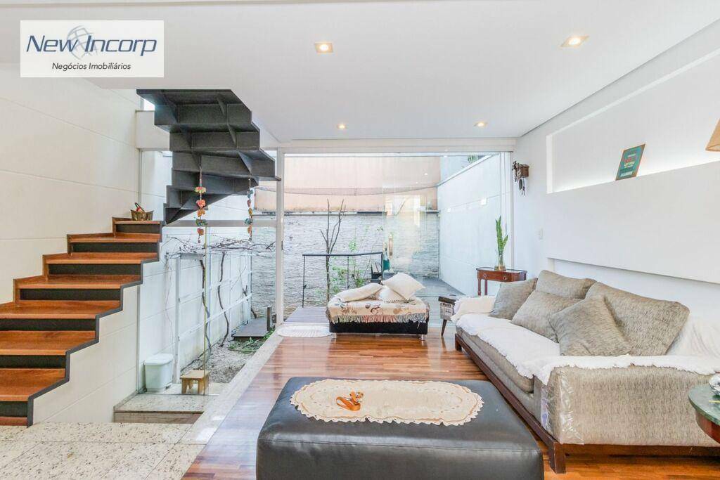 Casa à venda com 4 quartos, 223m² - Foto 1