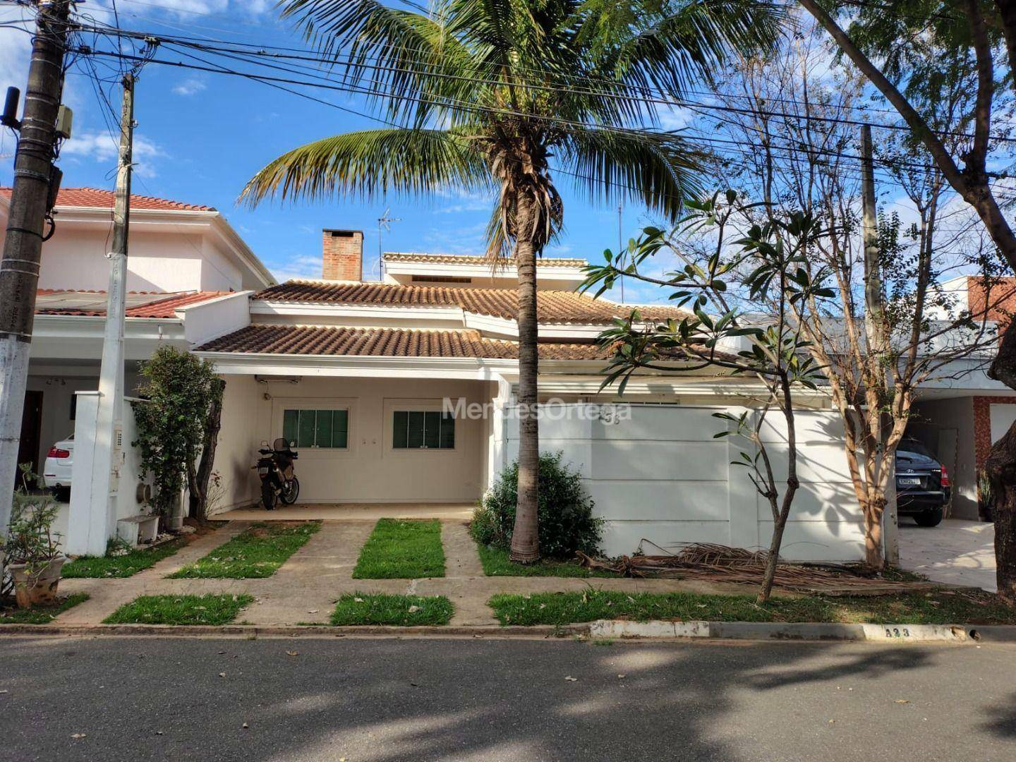 Casa de Condomínio à venda com 3 quartos, 242m² - Foto 1