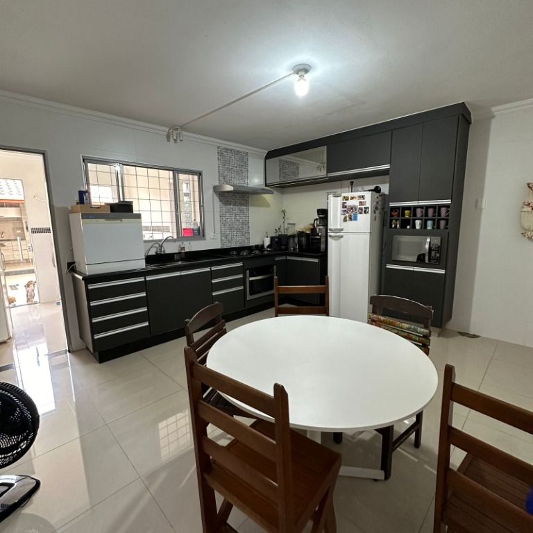 Casa à venda com 3 quartos, 166m² - Foto 1