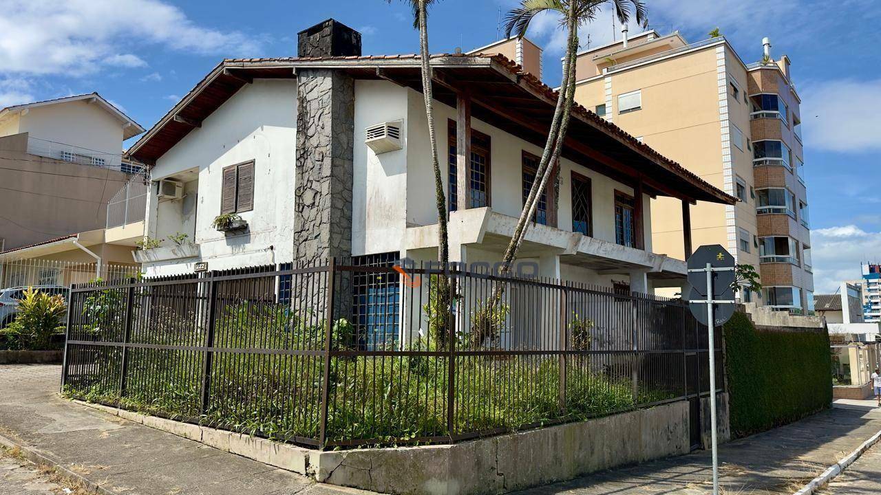 Casa à venda com 5 quartos, 320m² - Foto 3