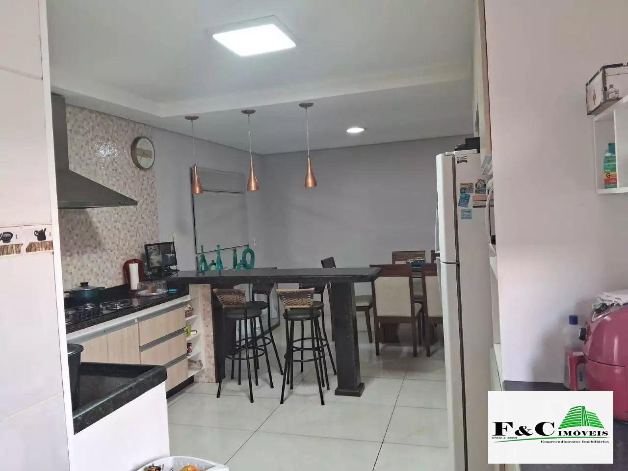 Casa à venda com 3 quartos, 200m² - Foto 1