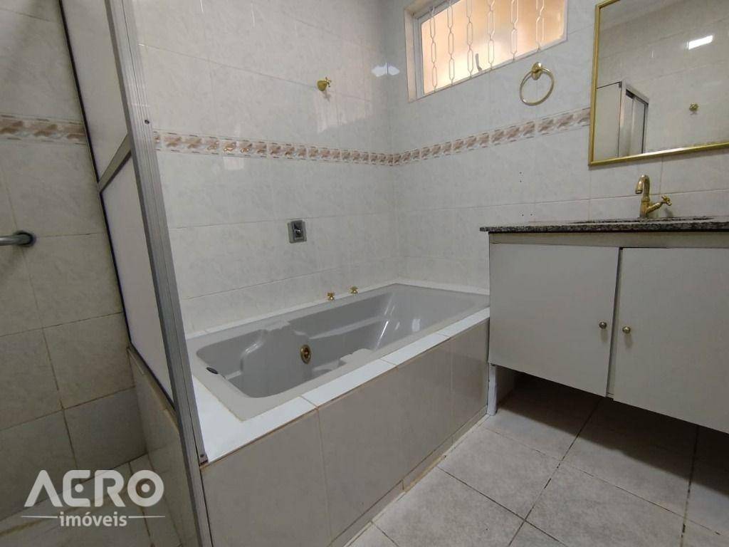 Casa para alugar com 3 quartos, 200m² - Foto 18