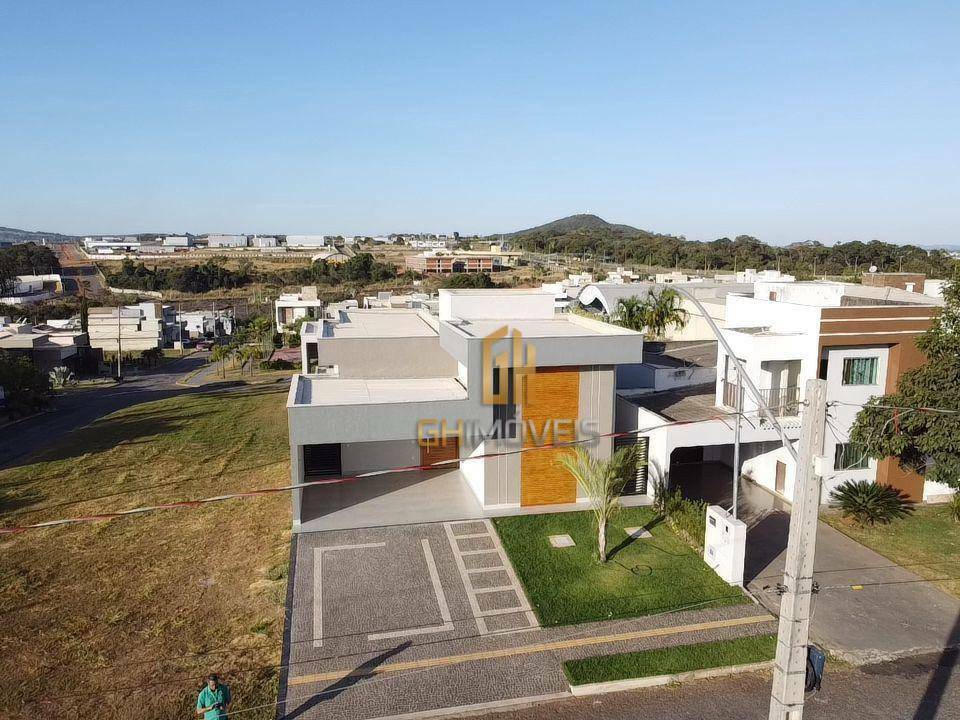 Casa à venda com 4 quartos, 264m² - Foto 1