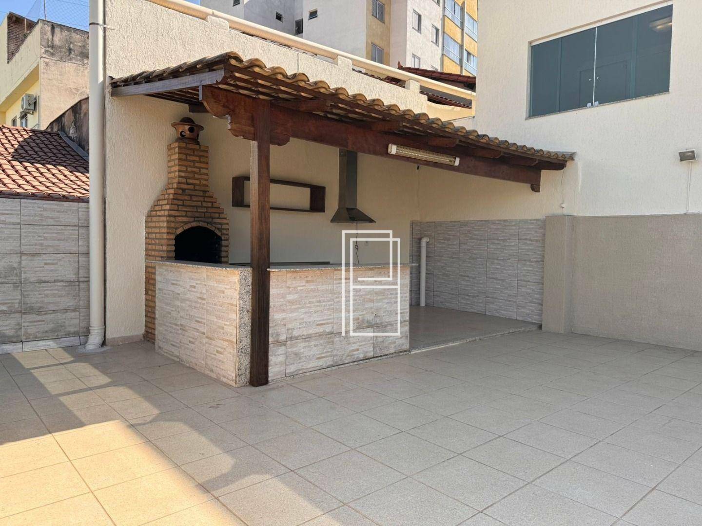 Casa à venda com 4 quartos, 230m² - Foto 2