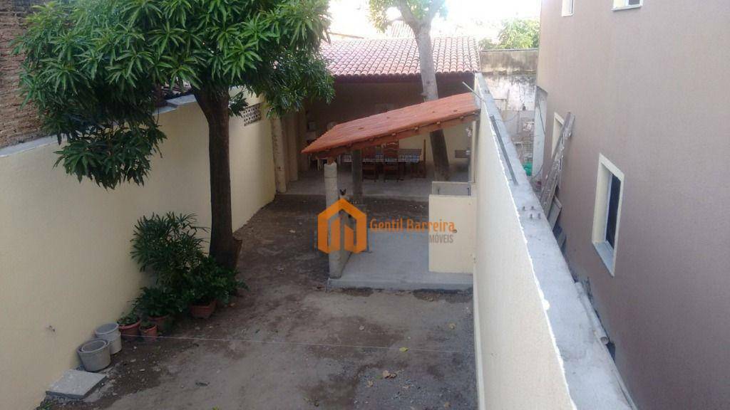 Casa de Condomínio à venda com 4 quartos, 275m² - Foto 2