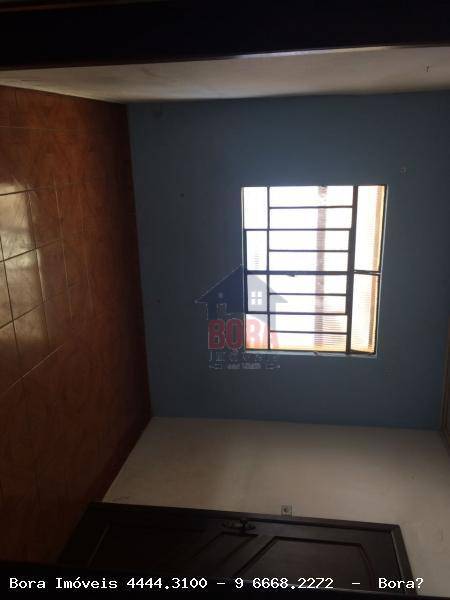 Casa à venda com 4 quartos, 200m² - Foto 2