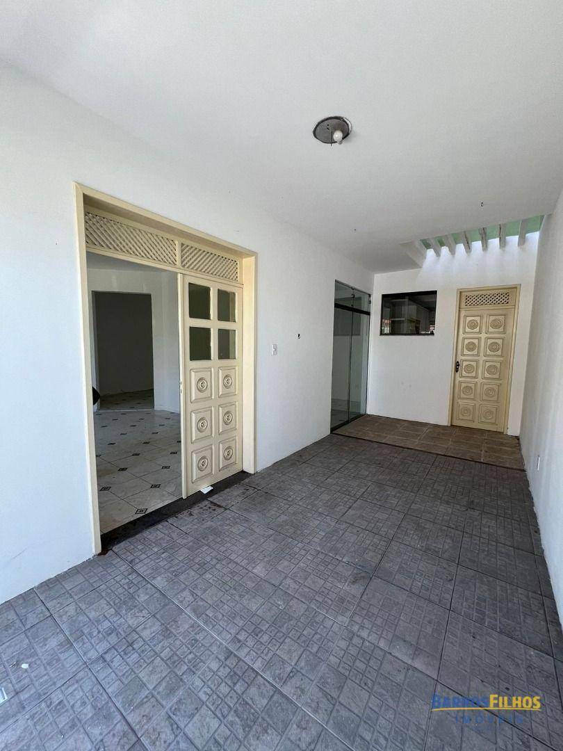 Casa à venda com 4 quartos, 162m² - Foto 2