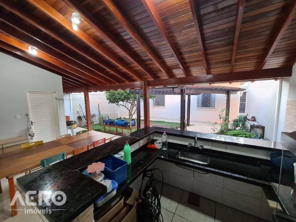 Casa à venda com 3 quartos, 248m² - Foto 4