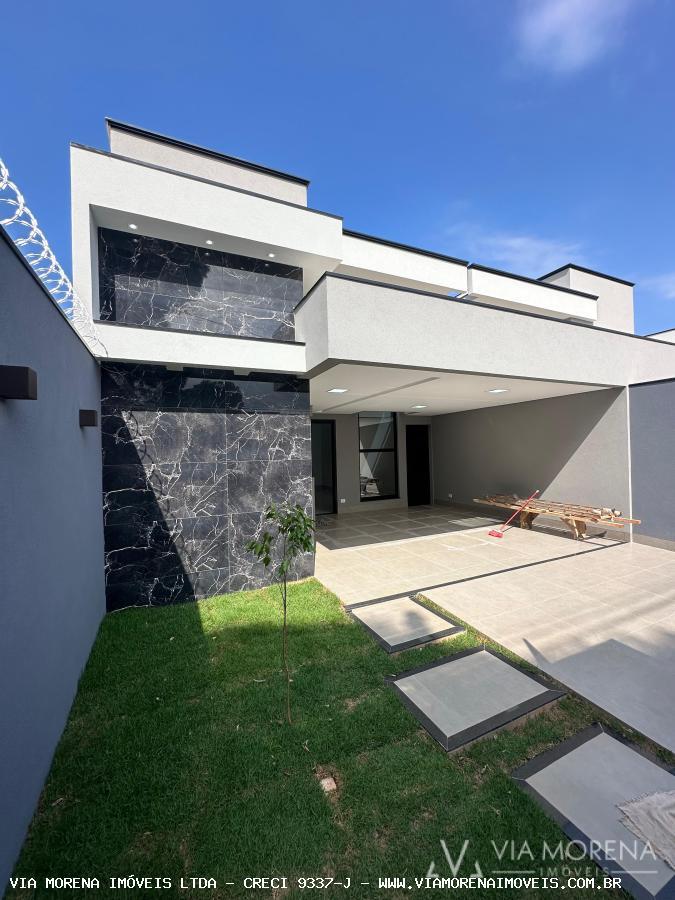 Casa à venda com 3 quartos, 225m² - Foto 1