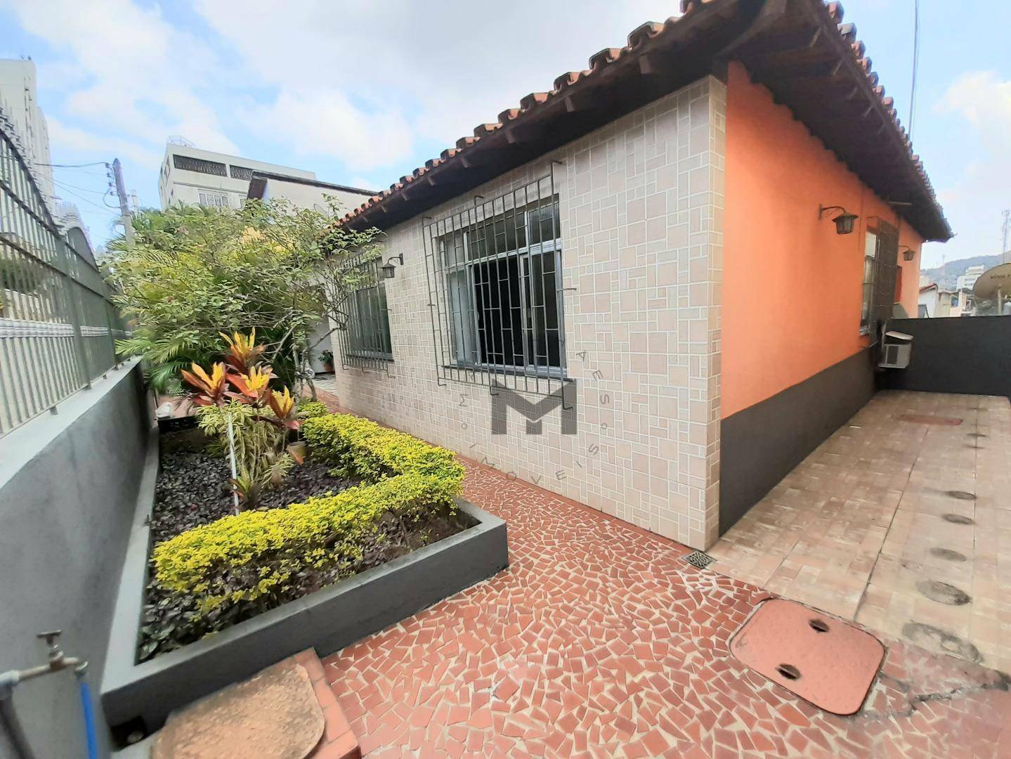 Casa à venda com 3 quartos, 300m² - Foto 1