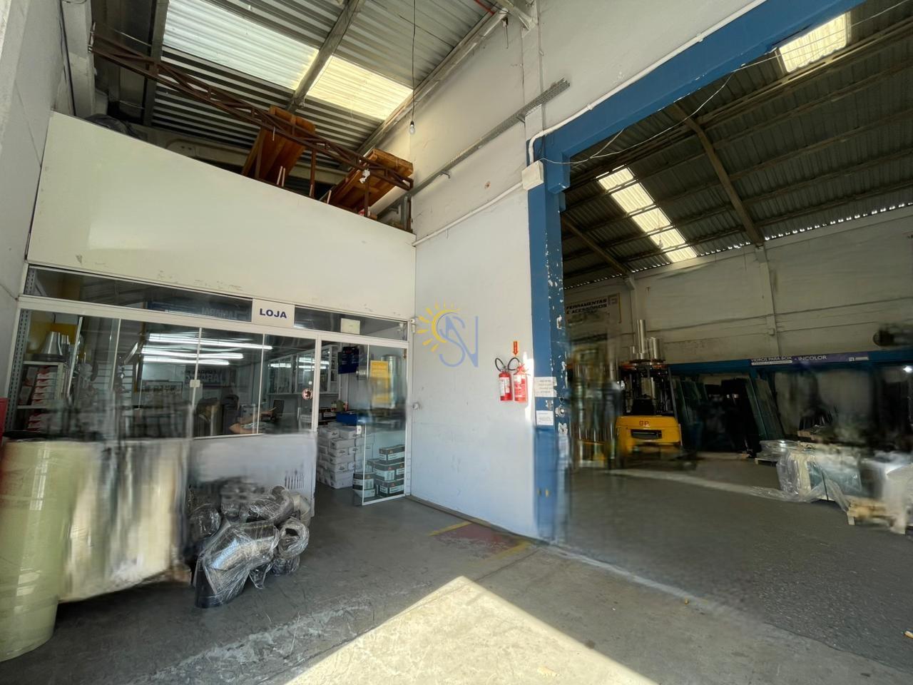 Depósito-Galpão-Armazém para alugar, 550m² - Foto 1