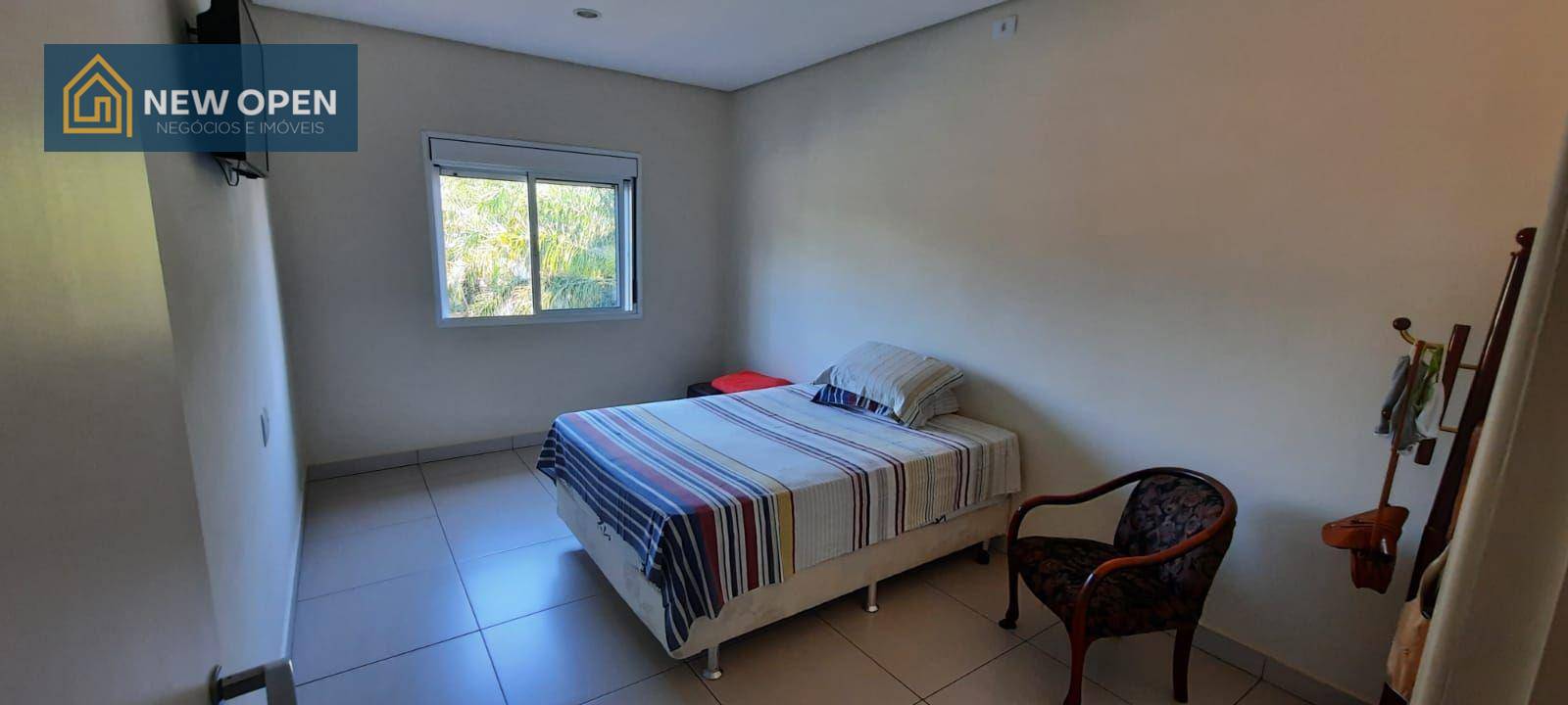 Casa à venda com 4 quartos, 200m² - Foto 2