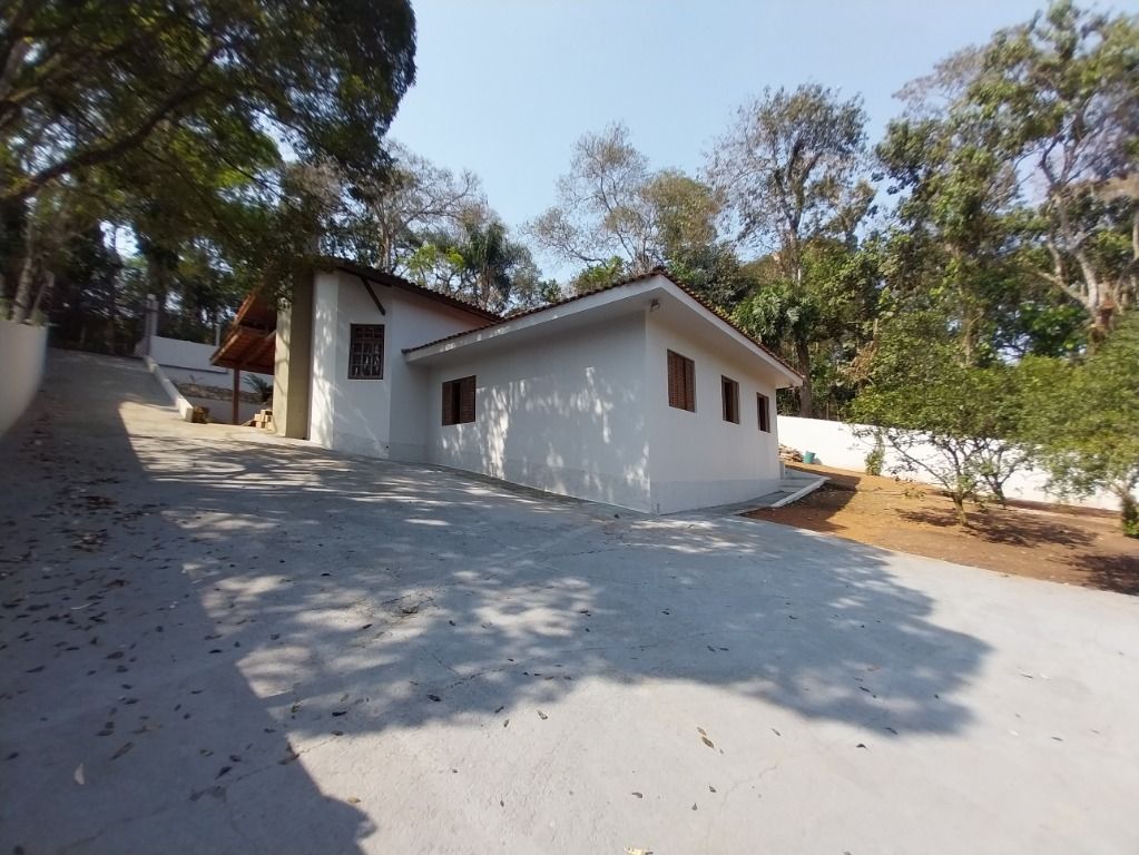 Casa de Condomínio para alugar com 4 quartos, 300m² - Foto 1