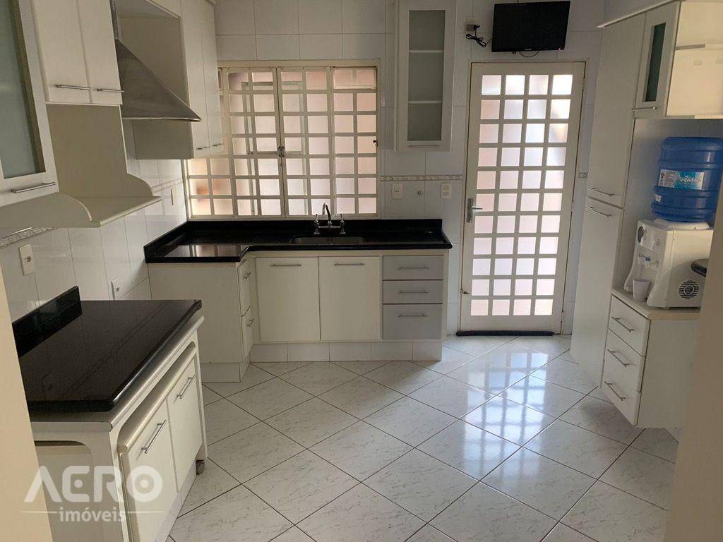 Casa à venda com 4 quartos, 160m² - Foto 11