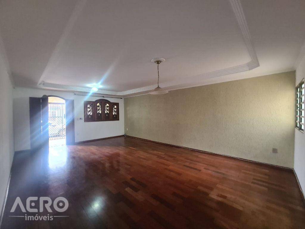 Casa à venda com 3 quartos, 223m² - Foto 1