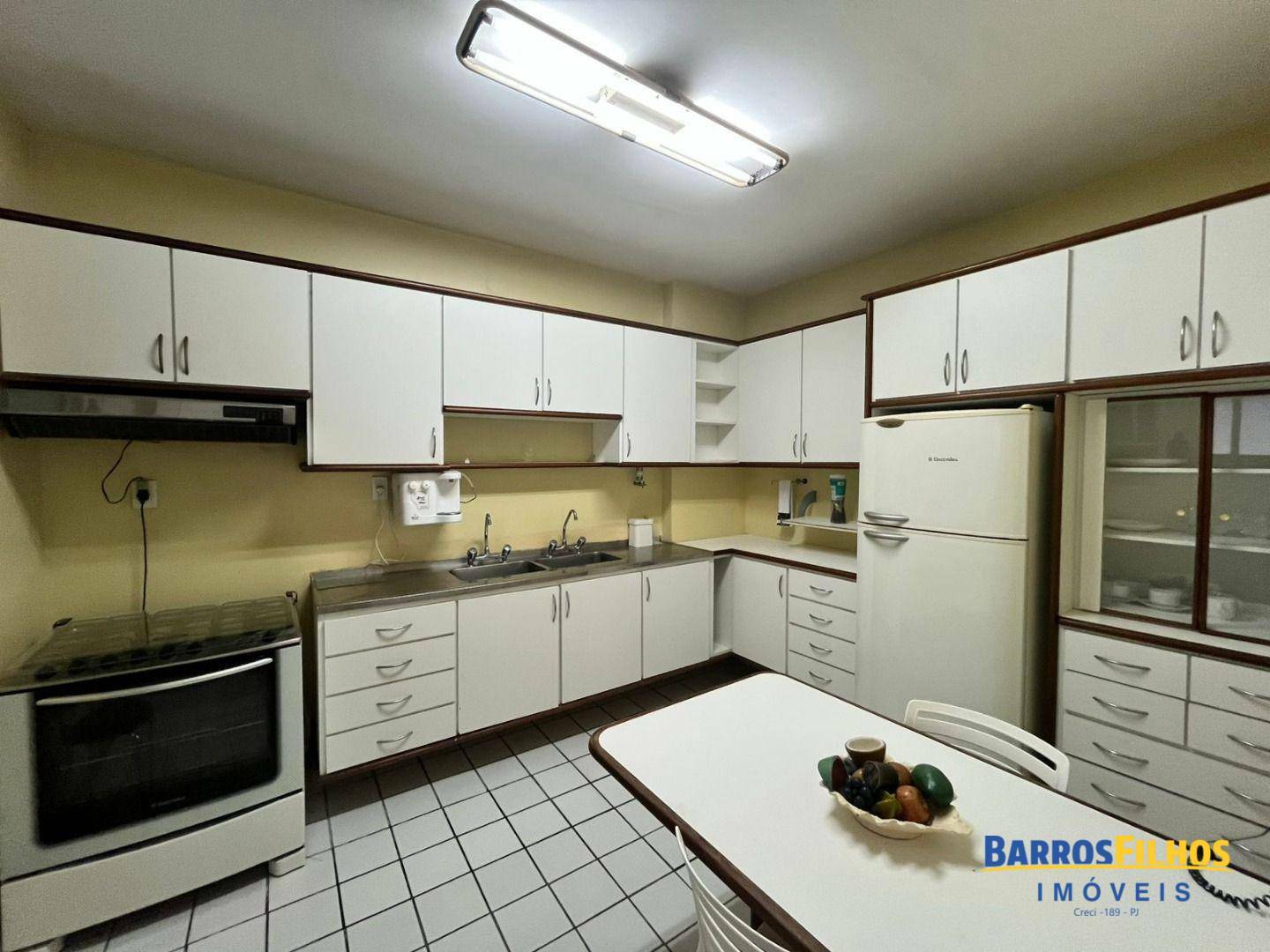 Apartamento para alugar com 4 quartos, 150m² - Foto 1