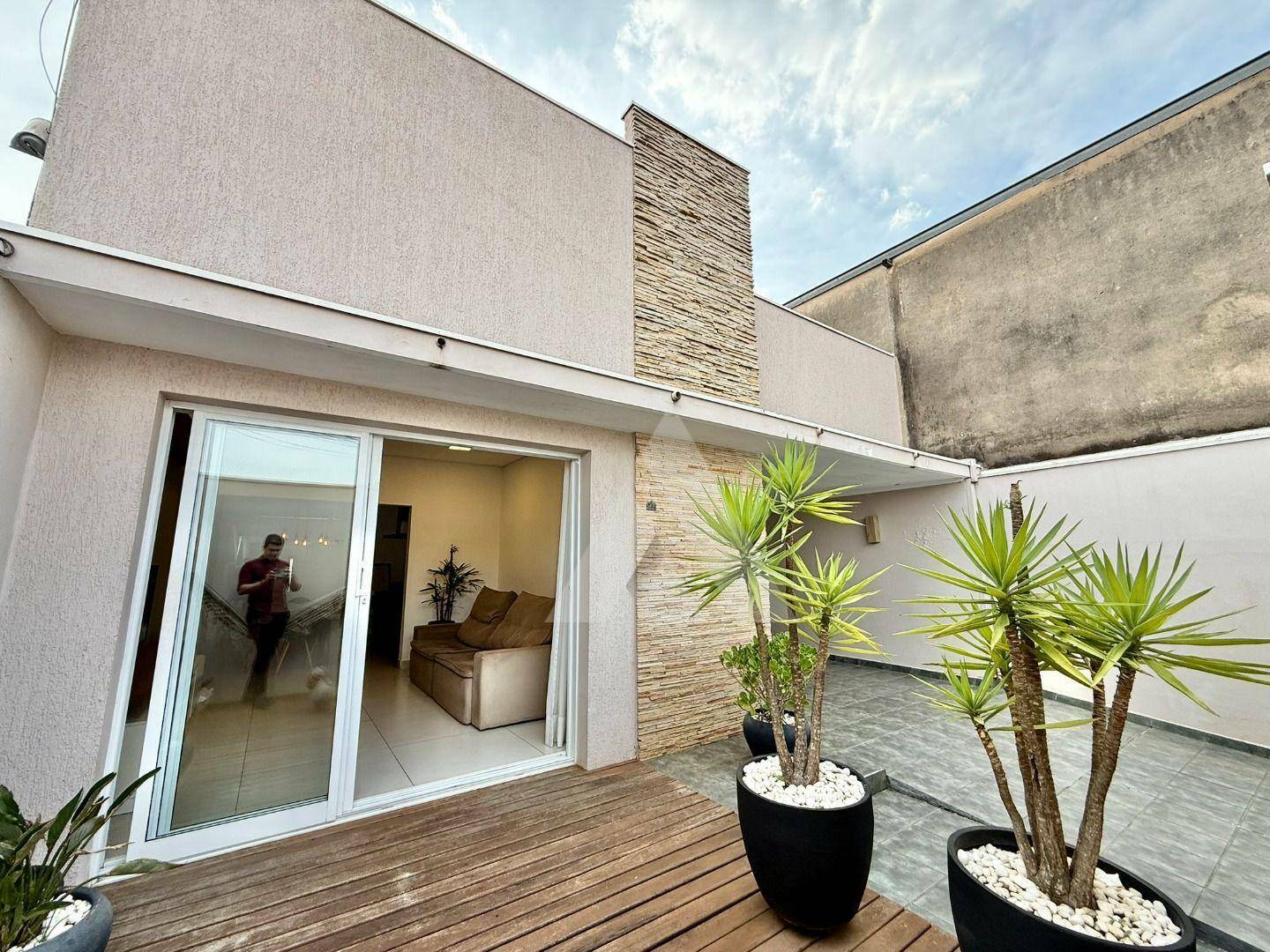 Casa à venda com 4 quartos, 215m² - Foto 1