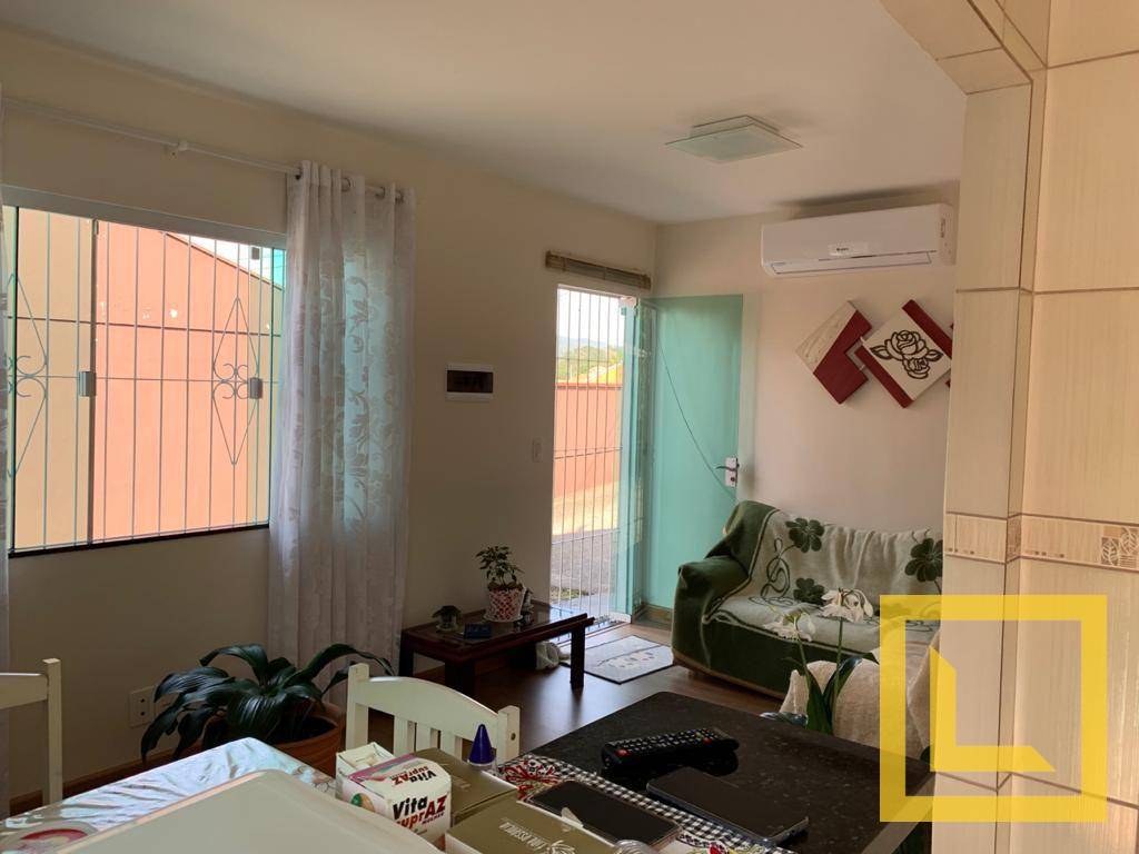 Casa à venda com 3 quartos, 70m² - Foto 4