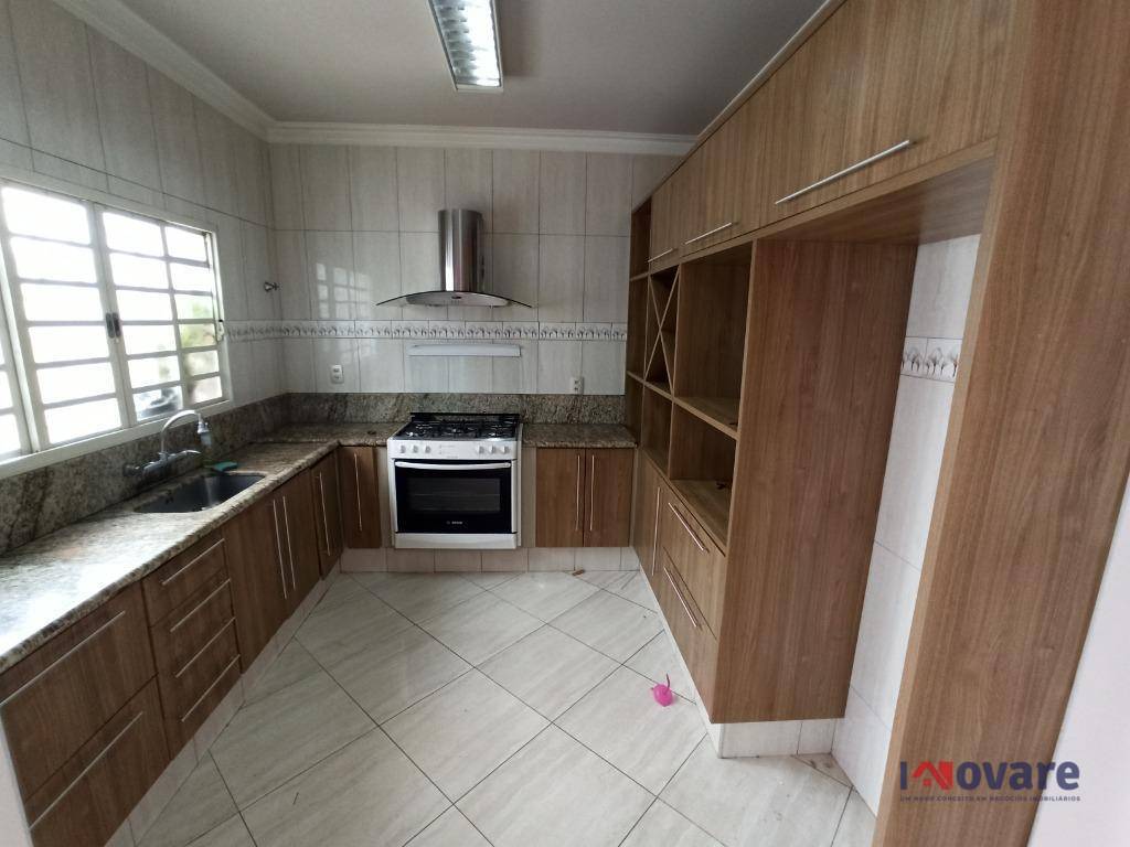 Sobrado à venda com 4 quartos, 240m² - Foto 2