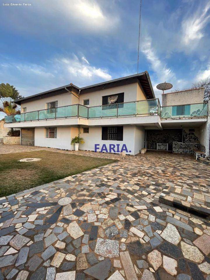 Casa à venda com 4 quartos, 332m² - Foto 1