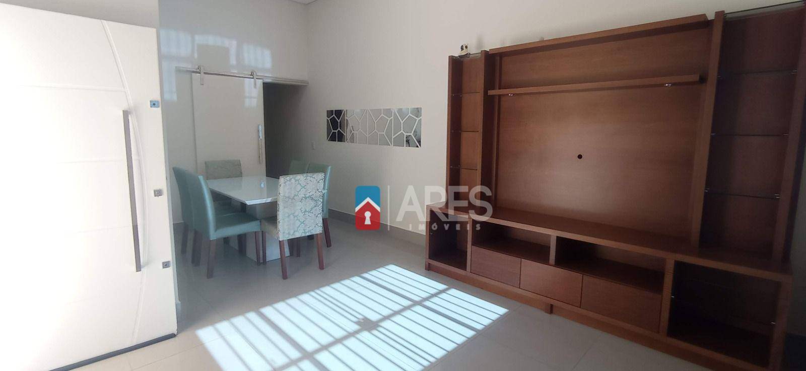 Casa para alugar com 3 quartos, 122m² - Foto 1