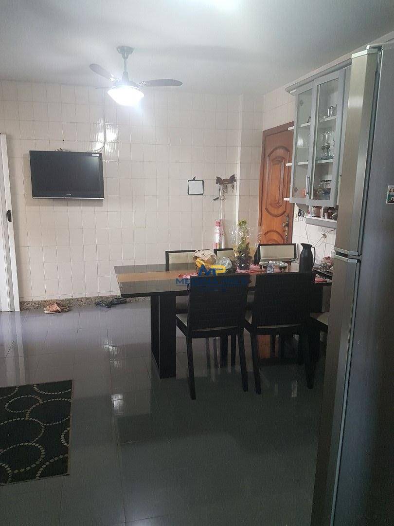 Apartamento à venda com 3 quartos, 200m² - Foto 4