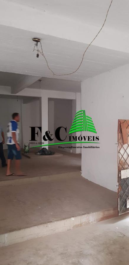 Casa à venda com 3 quartos, 305m² - Foto 2