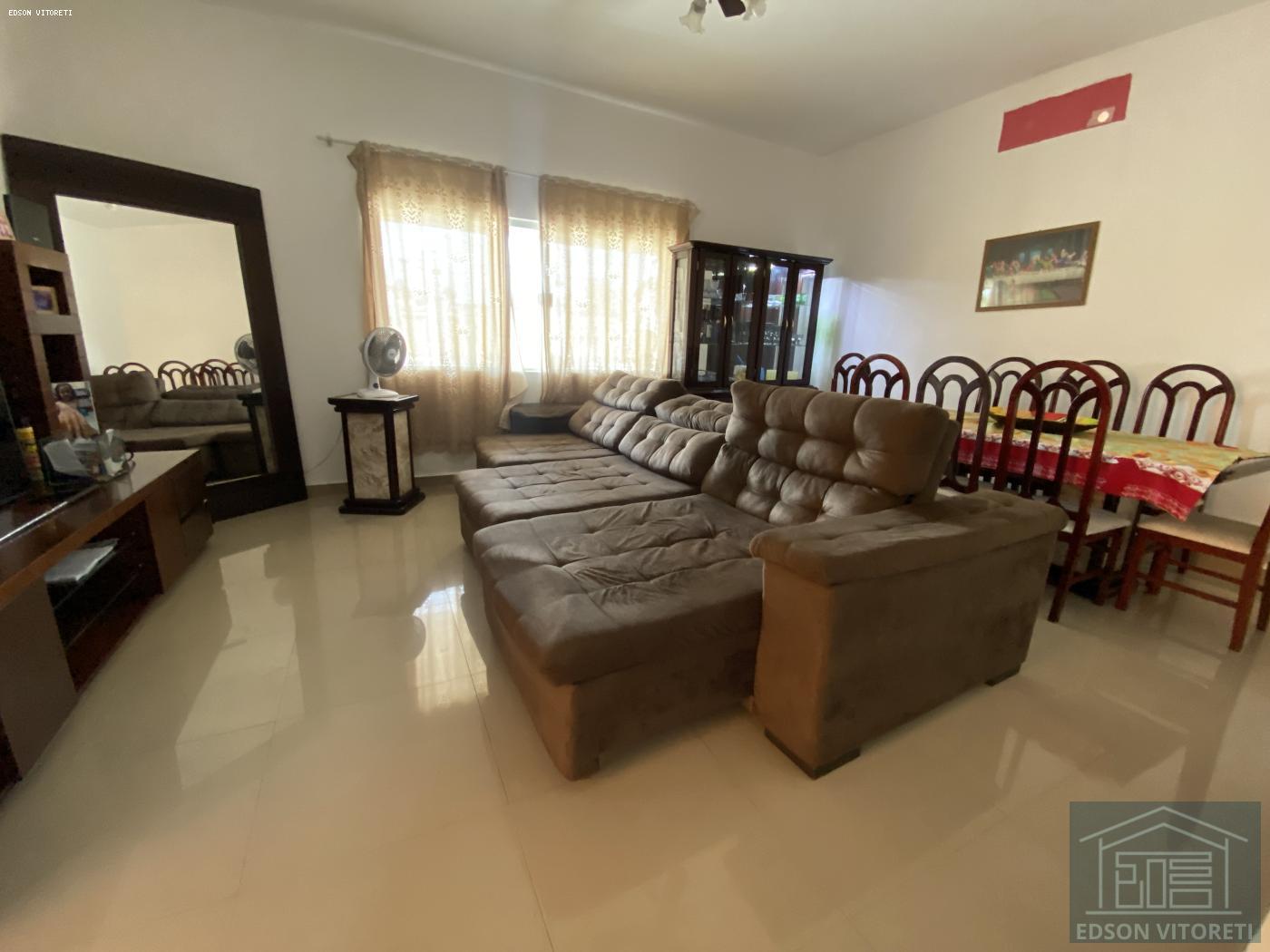 Casa para alugar com 3 quartos, 200m² - Foto 1