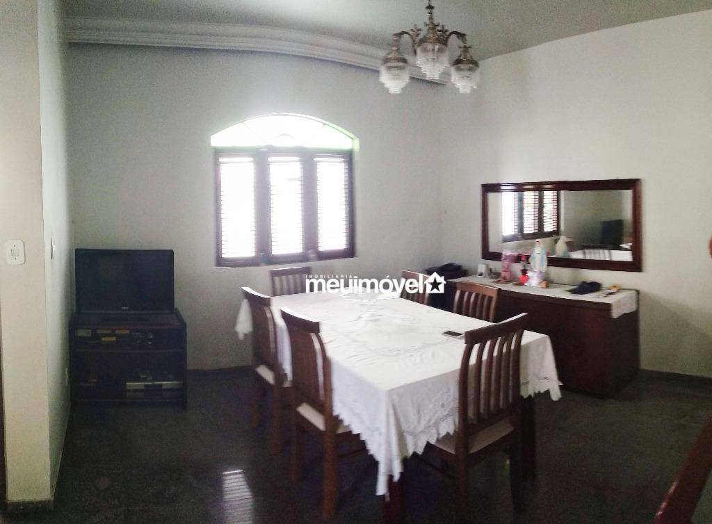 Casa à venda com 6 quartos, 260m² - Foto 2