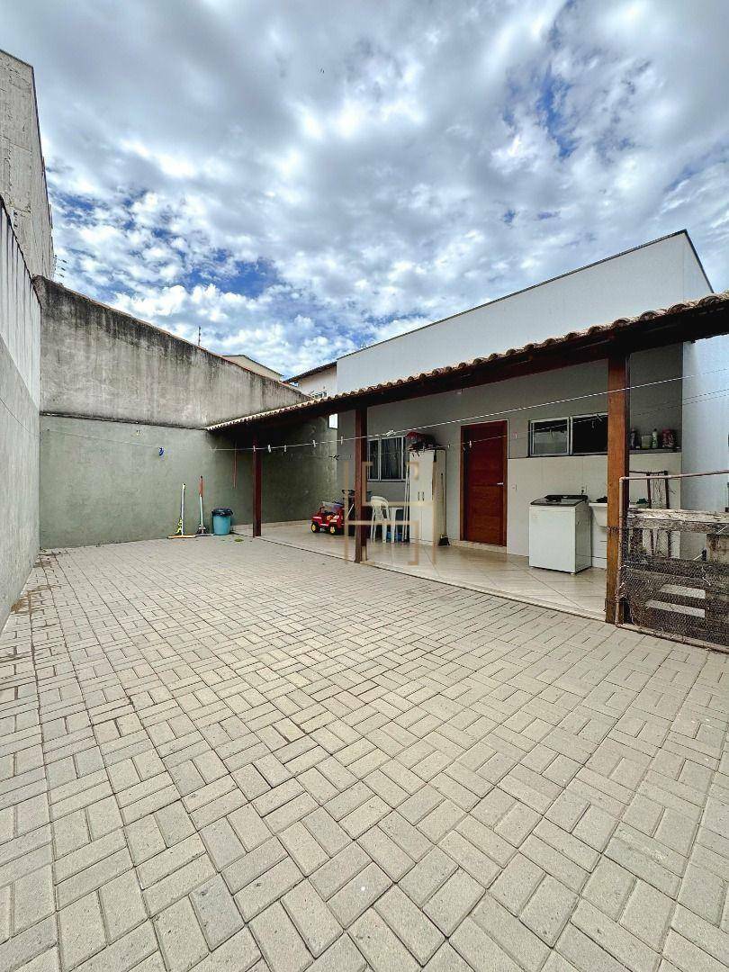 Casa à venda com 2 quartos, 125m² - Foto 2