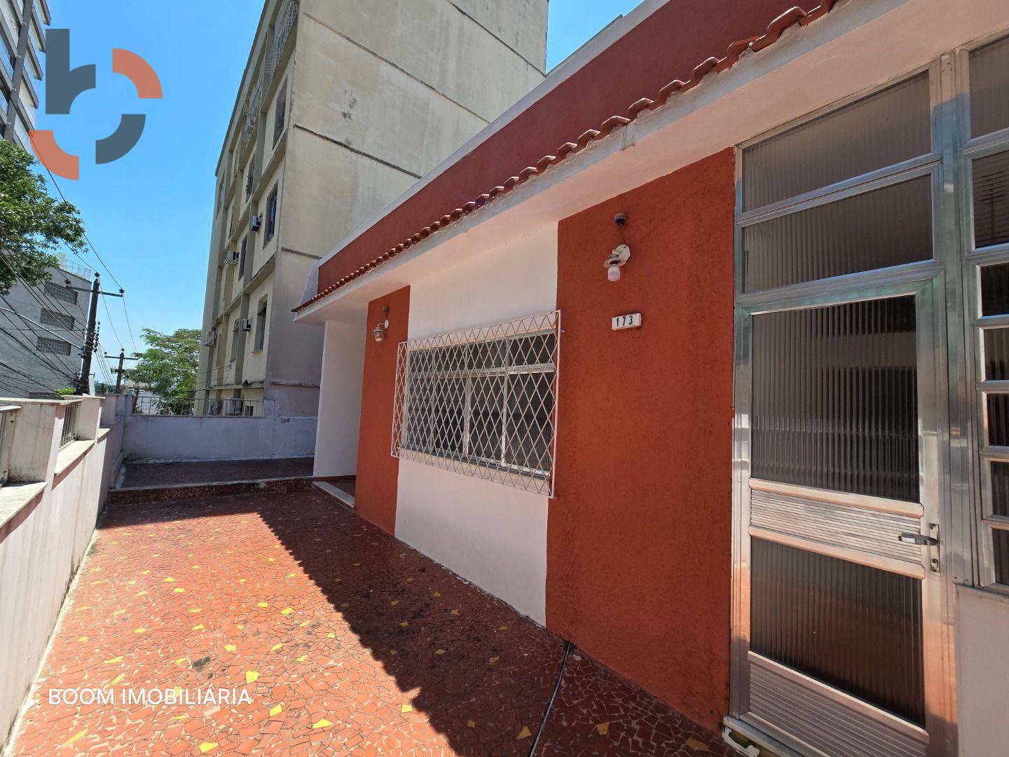 Casa à venda com 4 quartos, 216m² - Foto 1