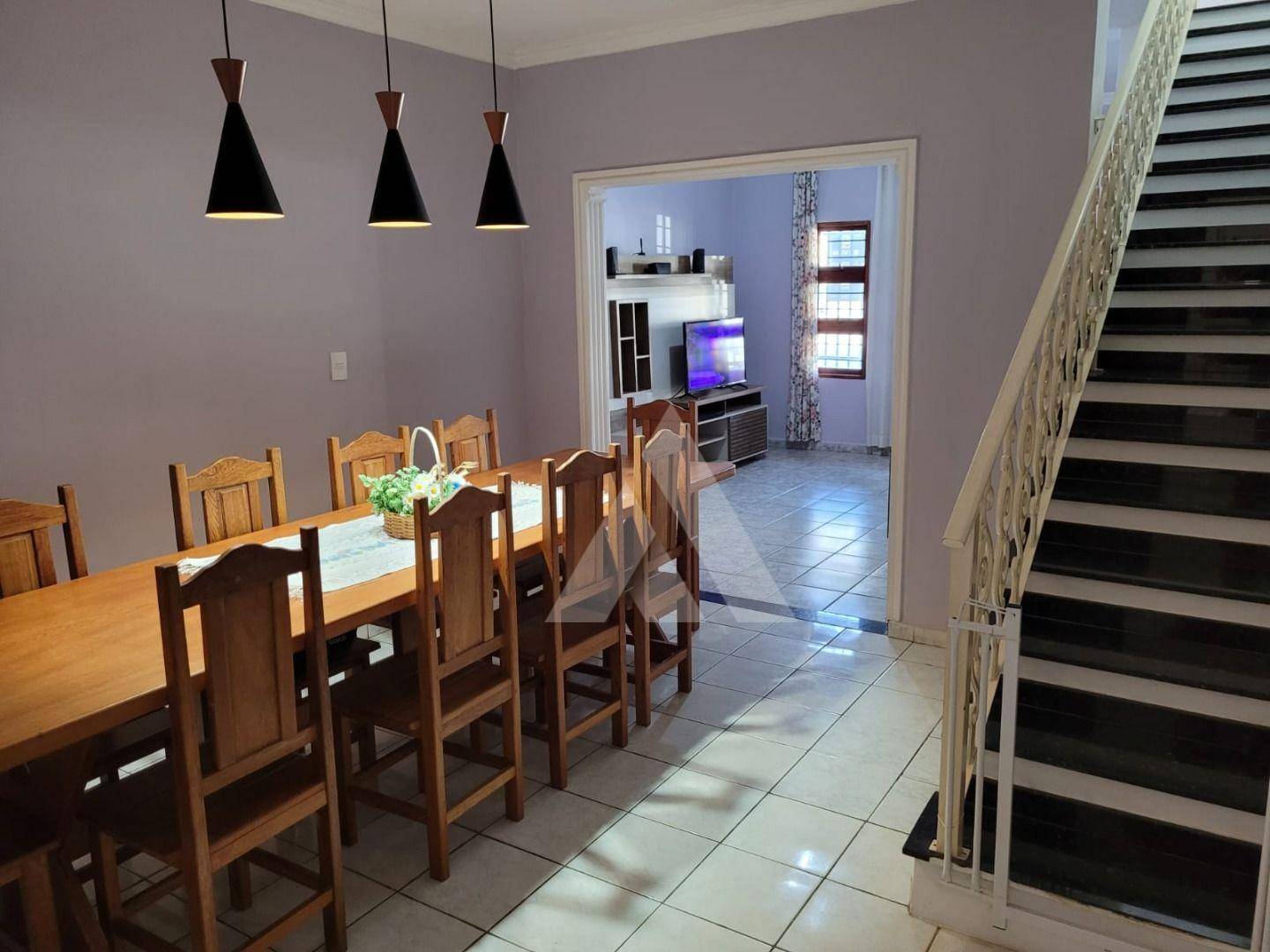 Casa à venda com 4 quartos, 260m² - Foto 1