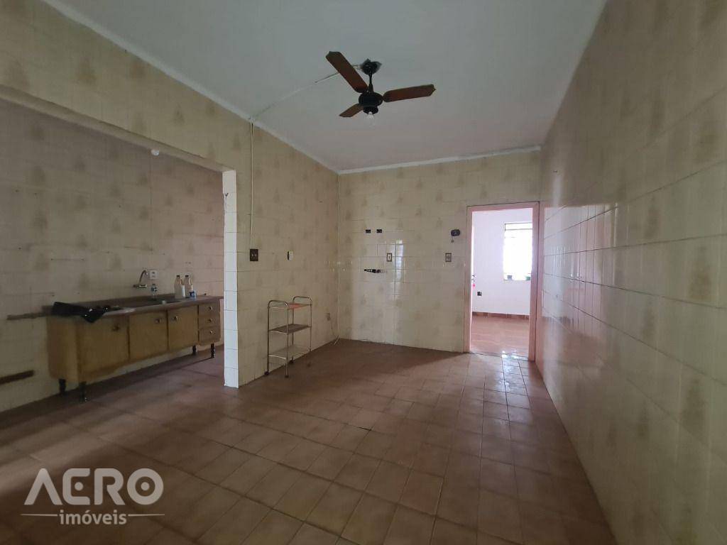 Casa à venda com 3 quartos, 210m² - Foto 8