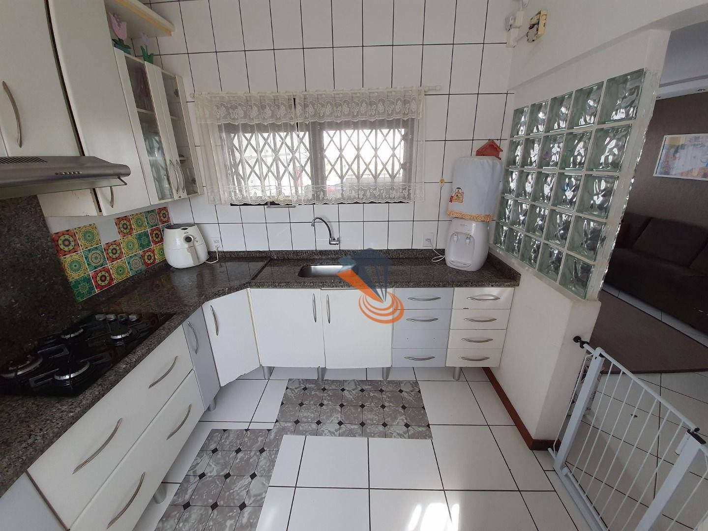 Casa de Condomínio à venda com 4 quartos, 200m² - Foto 2