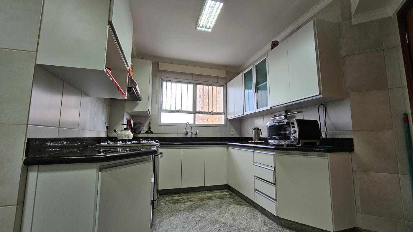 Apartamento à venda com 3 quartos, 258m² - Foto 11