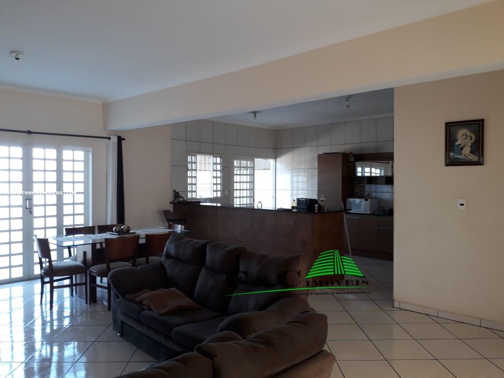 Sobrado à venda com 4 quartos, 250m² - Foto 1