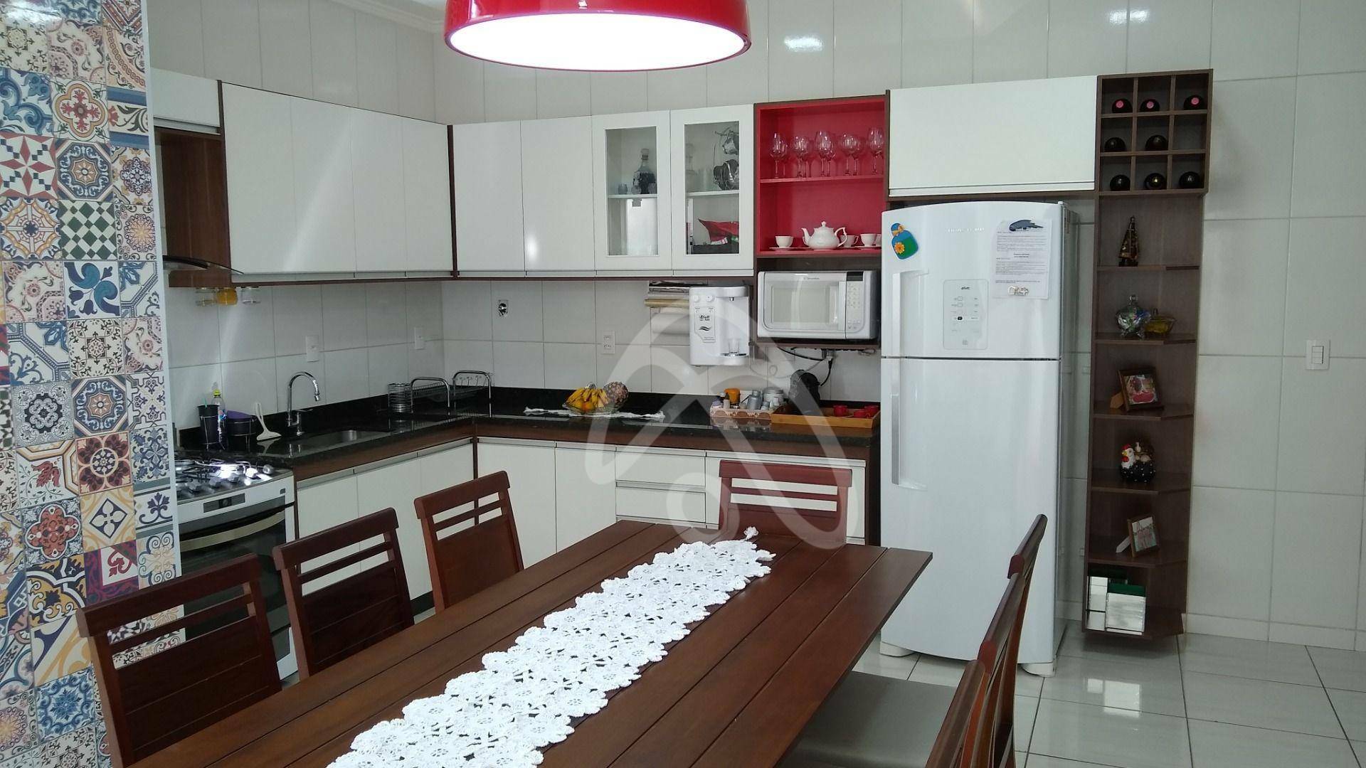 Casa à venda com 3 quartos, 91m² - Foto 1