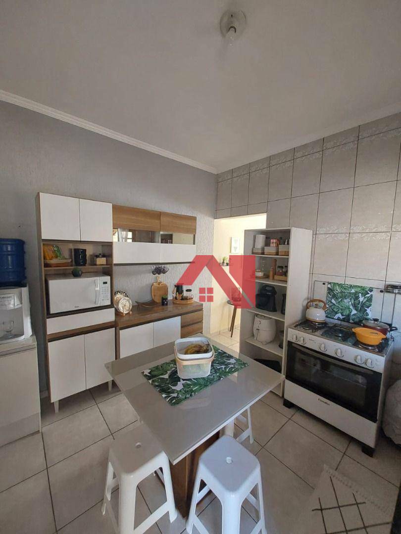 Casa à venda com 2 quartos, 64m² - Foto 2