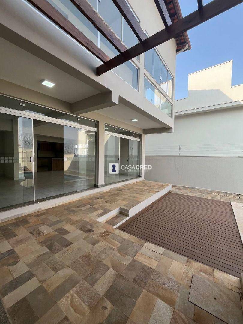 Casa à venda com 3 quartos, 235m² - Foto 4