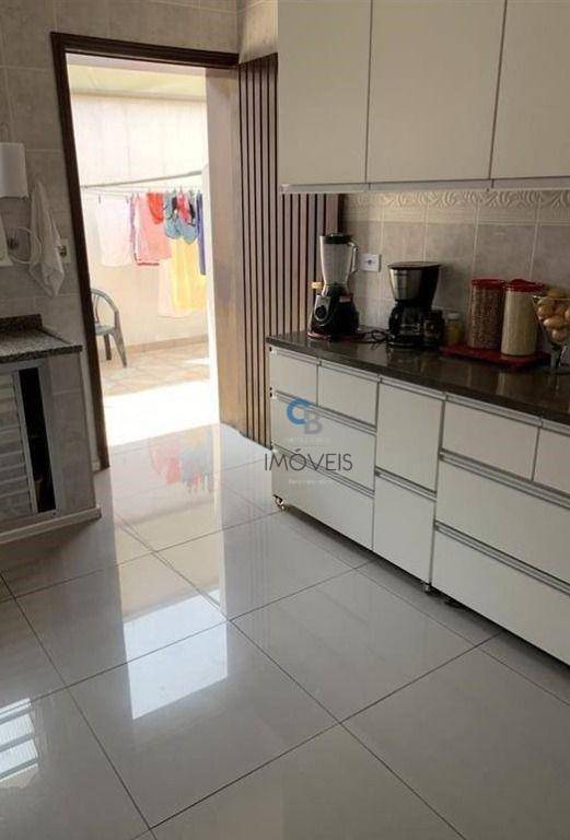 Casa à venda com 5 quartos, 230m² - Foto 4