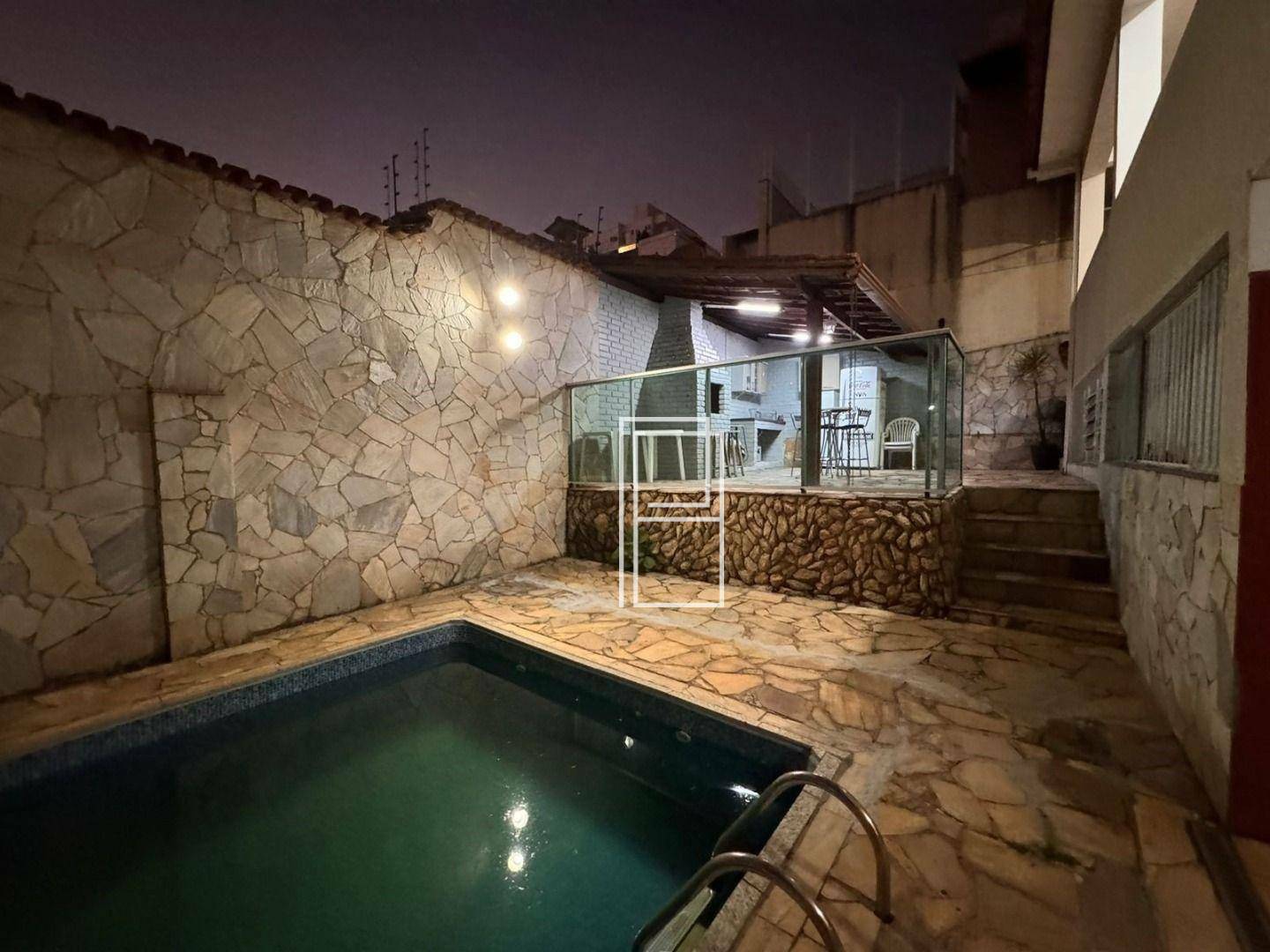 Casa à venda com 3 quartos, 300m² - Foto 3