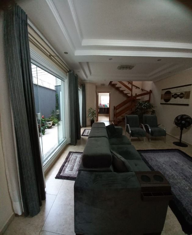 Sobrado à venda com 3 quartos, 189m² - Foto 1