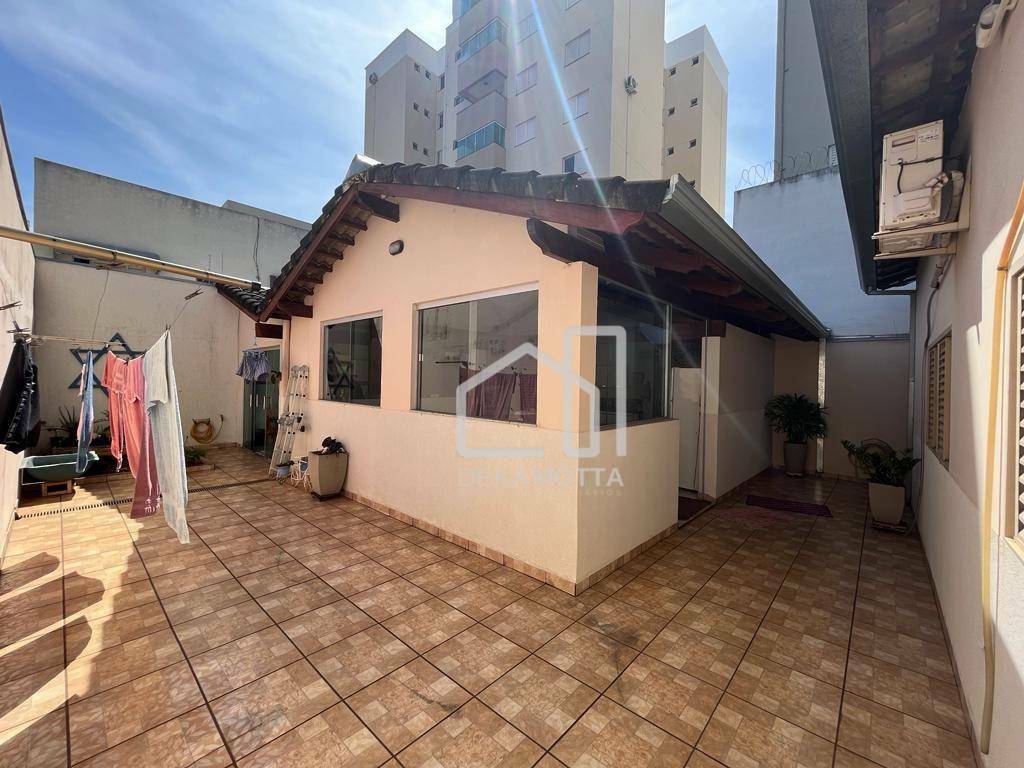 Casa à venda com 3 quartos, 300m² - Foto 4