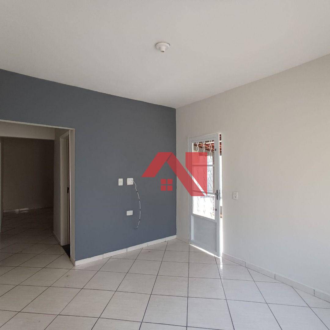 Casa à venda e aluguel com 3 quartos, 60m² - Foto 1